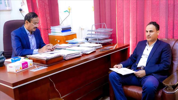 محافظ شبوة يناقش تسريع تنفيذ جسر جلعة وتأهيل الطرق الحيوية بالمحافظة