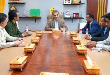 محافظ عدن يلتقي مكتب الثقافة ولجنة تحكيم مسابقة "شاعر البندر"