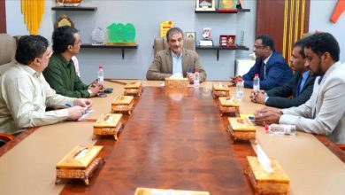 محافظ عدن يلتقي مكتب الثقافة ولجنة تحكيم مسابقة "شاعر البندر"