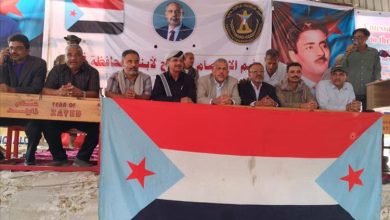 مخيم الاعتصام المفتوح بأبين يشهد حضوراً جماهيرياً كبيراً