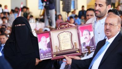 مدرسة الشهيد الزوكا تُهدي درع الوفاء لنجل الأمين في يوم "شهيد الجمهورية"