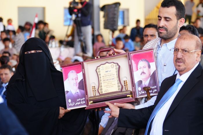 مدرسة الشهيد الزوكا تُهدي درع الوفاء لنجل الأمين في يوم "شهيد الجمهورية"