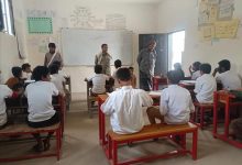 مدير التربية والتعليم يزور مدرسة الفتح الجانح للإطلاع على سير عملية امتحانات الفصل الدراسي الاول بالمحفد