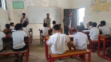 مدير التربية والتعليم يزور مدرسة الفتح الجانح للإطلاع على سير عملية امتحانات الفصل الدراسي الاول بالمحفد