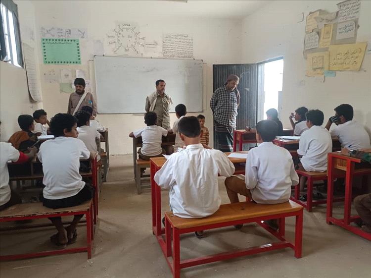 مدير التربية والتعليم يزور مدرسة الفتح الجانح للإطلاع على سير عملية امتحانات الفصل الدراسي الاول بالمحفد