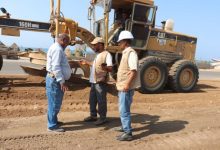 مدير عام الخوخة يطلع على بدء تنفيذ مشروع رصف وصيانة مدخل المدينة