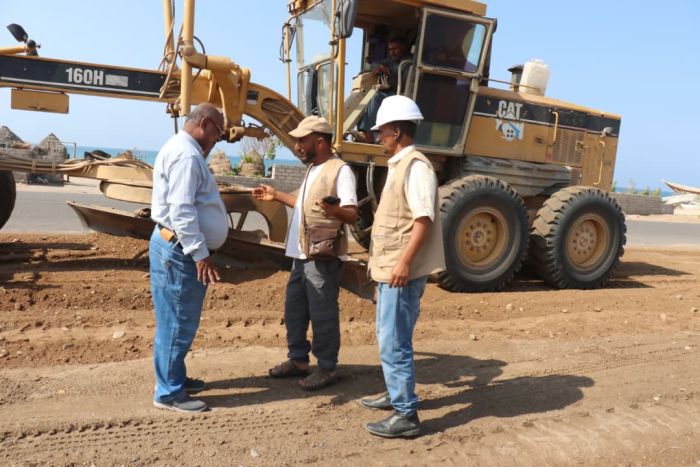 مدير عام الخوخة يطلع على بدء تنفيذ مشروع رصف وصيانة مدخل المدينة