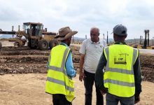 مدير عام المخا يتفقد المرحلة الثانية من طريق النصر الزراعي ويؤكد قرب تحقيق الإنجاز التنموي