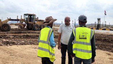 مدير عام المخا يتفقد المرحلة الثانية من طريق النصر الزراعي ويؤكد قرب تحقيق الإنجاز التنموي