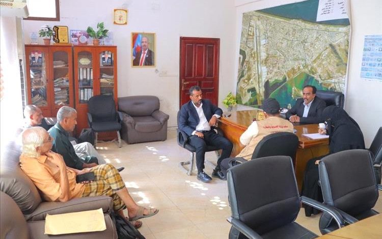 مدير عام خور مكسر يترأس اجتماعًا لمناقشة تكثيف الرقابة على الأسعار ومتابعة توزيع الغاز