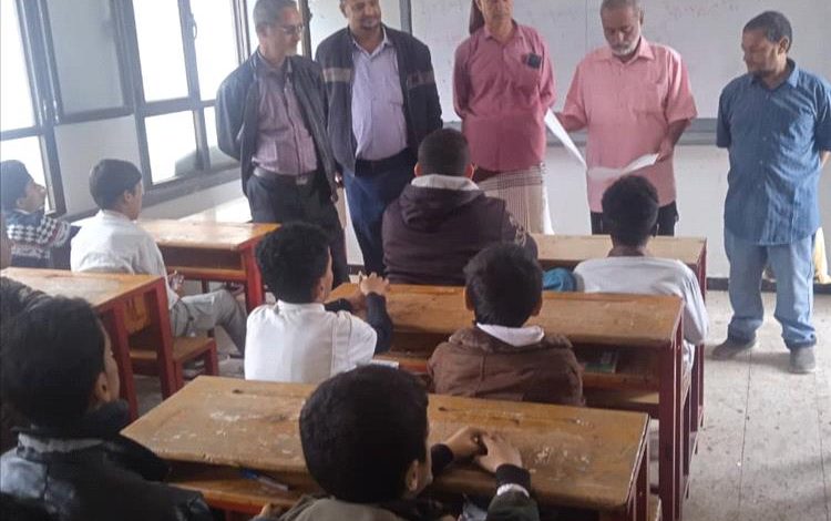 مدير عام مديرية الضالع ومدير ادارة التربية يدشنان امتحانات الفصل الدراسي الأول