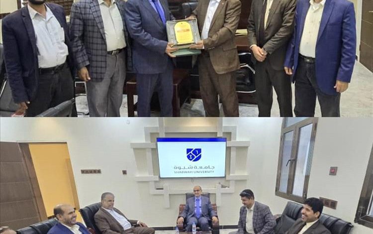 مدير عام مديرية بيحان وعمادة كلية التربية يقدّمان درع الشكر والعرفان لرئيس جامعة شبوة: