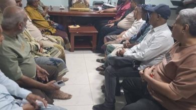 مدير ميناء المخا يبحث مع الوكلاء الملاحيين سبل تعزيز التنسيق وتطوير الأداء