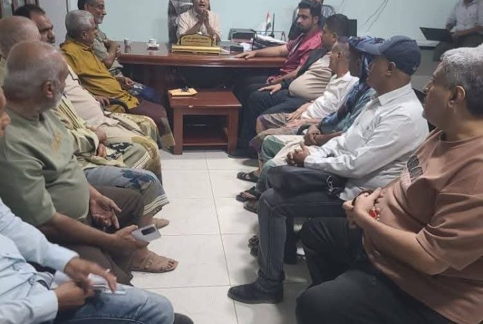 مدير ميناء المخا يبحث مع الوكلاء الملاحيين سبل تعزيز التنسيق وتطوير الأداء