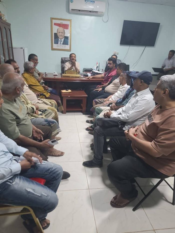 مدير ميناء المخا يبحث مع الوكلاء الملاحيين سبل تعزيز التنسيق وتطوير الأداء