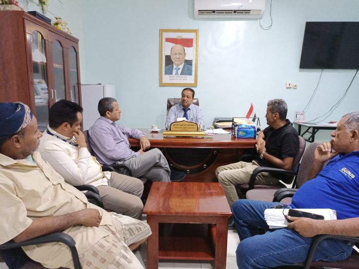 مدير ميناء المخا يبحث مع "باور جرين" تعزيز استقرار الكهرباء لمرافق الميناء