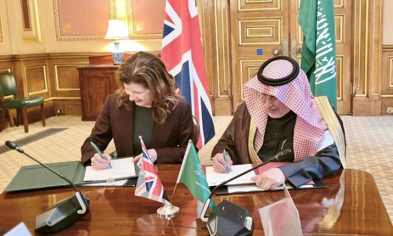 مركز الملك سلمان للإغاثة ووزارة الخارجية البريطانية يقدمان مساعدات إنسانية لليمن بقيمة 10 مليون دولار