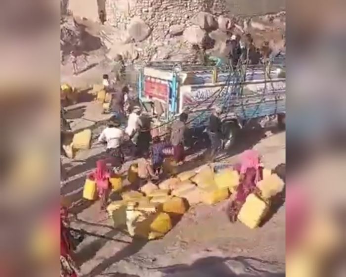 مشهد صادم يكشف معاناة سكان حجور بمحافظة حجة بعد فرض الحوثيين إتاوات على مياه الشرب