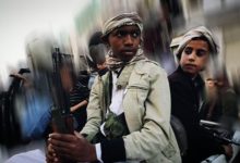 مليشيا الحوثي تفرض دورات عسكرية على طلاب المدارس وتخضعهم للتدريب على أسلحة القنص