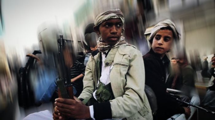 مليشيا الحوثي تفرض دورات عسكرية على طلاب المدارس وتخضعهم للتدريب على أسلحة القنص