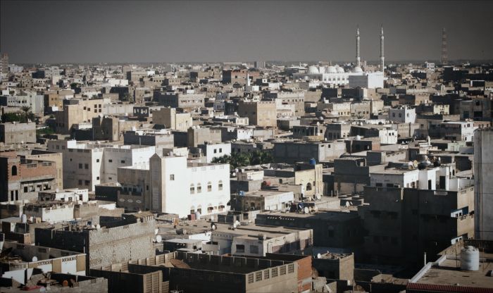 مواطنون في الحديدة يضطرون لبيع منازلهم لتأمين لقمة العيش