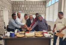 موظفو مكتب التعليم الفني وعمداء المعاهد التقنية والمهنية بالعاصمة عدن يكرمون المدير العام الشكلية