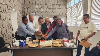 موظفو مكتب التعليم الفني وعمداء المعاهد التقنية والمهنية بالعاصمة عدن يكرمون المدير العام الشكلية