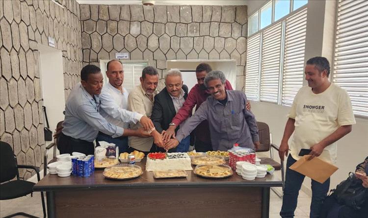 موظفو مكتب التعليم الفني وعمداء المعاهد التقنية والمهنية بالعاصمة عدن يكرمون المدير العام الشكلية