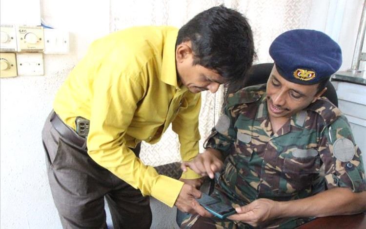 نائب مدير شرطة الحديدة يتفقد سير العمل في مصلحة الأحوال المدنية