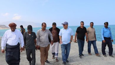 نائب وزير الصناعة والتجارة يطّلع على أوضاع ميناء سقطرى
