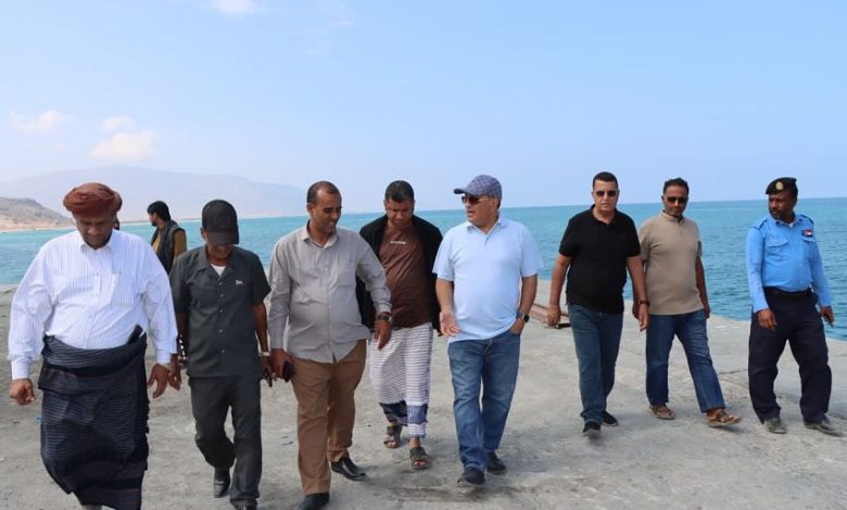 نائب وزير الصناعة والتجارة يطّلع على أوضاع ميناء سقطرى