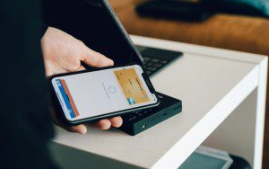 هيئة المنافسة السويسرية تفتح تحقيقًا مع أبل بشأن إتاحة وصول NFC على آيفون