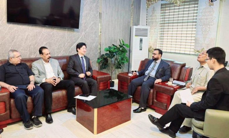 وزير الأشغال يبحث مع القائم بأعمال السفارة الصينية تعزيز التعاون في مجالي الطرق والإسكان