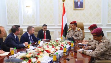 وزير الدفاع يلتقي في عدن كبير المستشارين العسكريين البريطانيين في الشرق الاوسط