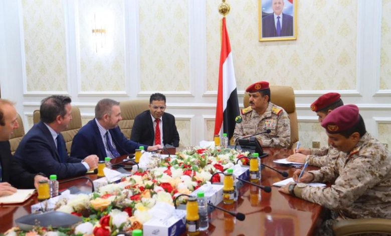 وزير الدفاع يلتقي في عدن كبير المستشارين العسكريين البريطانيين في الشرق الاوسط