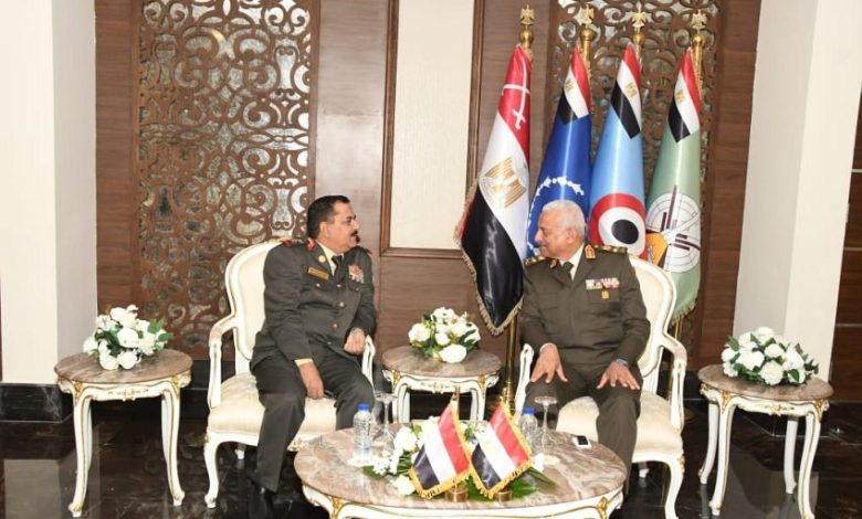وزير الدفاع يلتقي نظيره المصري