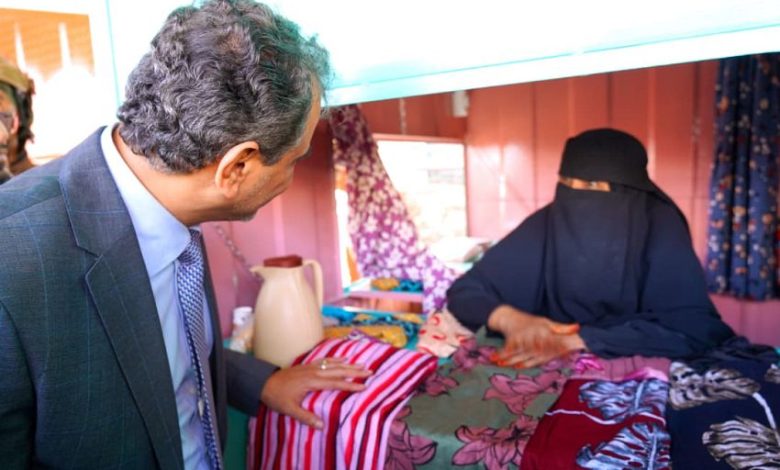 وزير الدولة لملس يفتتح المساحة الآمنة للنساء "سوق الوومن " في مديرية صيرة