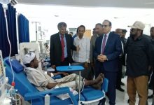 وزير الصحة ومحافظ الحديدة يتفقدان مركز الغسيل الكلوي في الخوخة