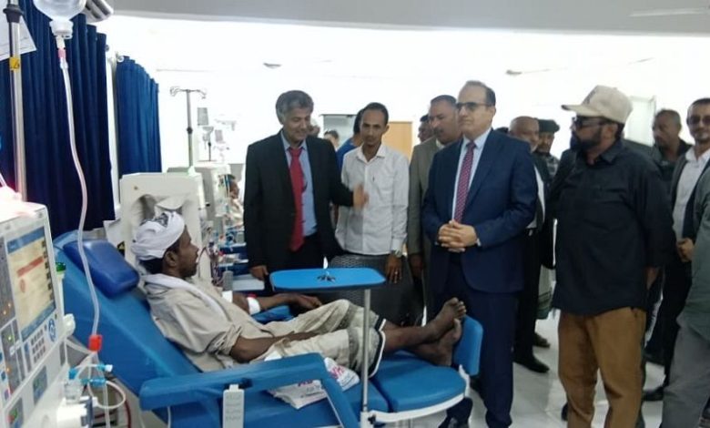 وزير الصحة ومحافظ الحديدة يتفقدان مركز الغسيل الكلوي في الخوخة