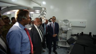 وزير الصحة ومحافظ الحديدة يتفقدان مركزي الغسيل الكلوي والأمومة والطفولة ويطلعان على مخطط كلية الطب بالخوخة