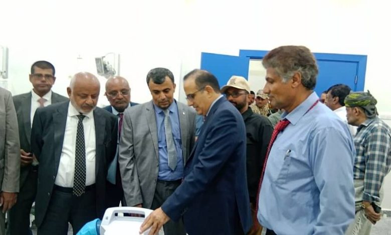 وزير الصحة ومحافظ الحديدة يطلعان على مستوى التجهيزات في مستشفى محمد بن زايد بالخوخة