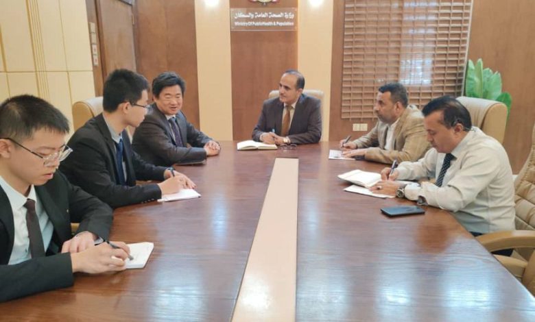 وزير الصحة يبحث مع السفير الصيني تعزيز التعاون في المجال الصحي