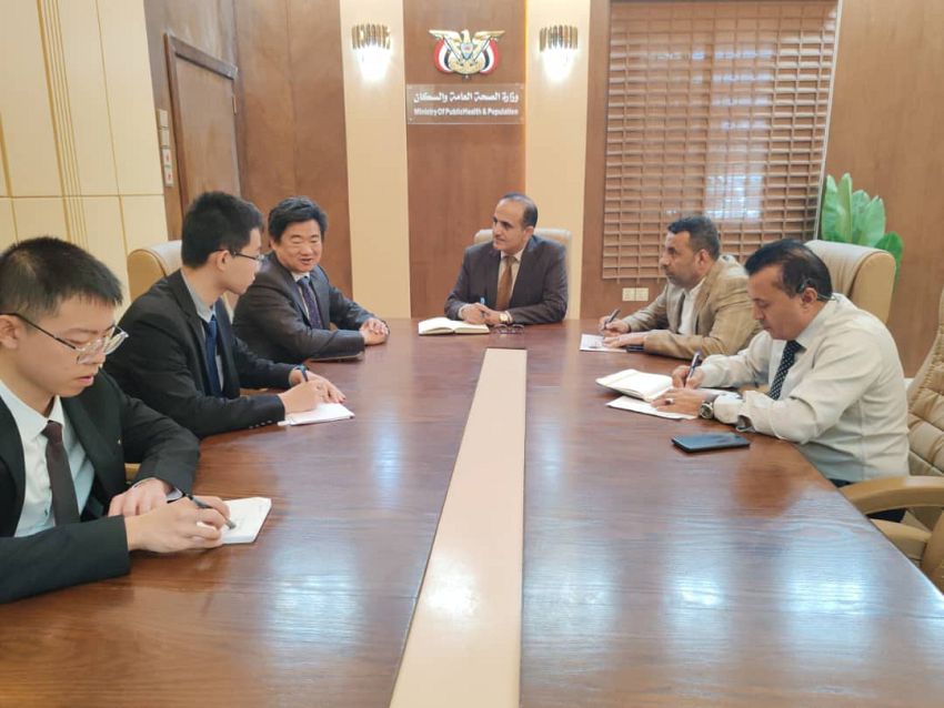 وزير الصحة يبحث مع السفير الصيني تعزيز التعاون في المجال الصحي