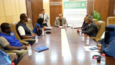 وزير الصحة يبحث مع الهيئة الطبية الدولية تعزيز التدخلات الصحية ويتسلم سيارتي إسعاف