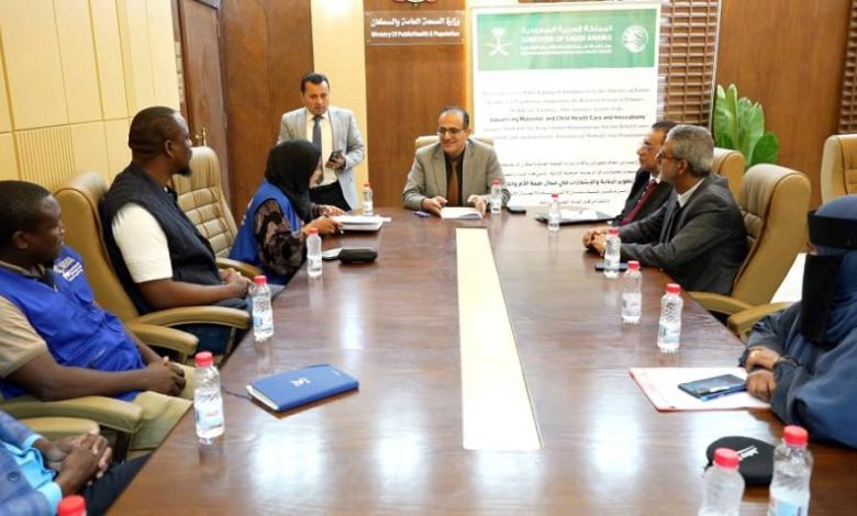 وزير الصحة يبحث مع الهيئة الطبية الدولية تعزيز التدخلات الصحية ويتسلم سيارتي إسعاف