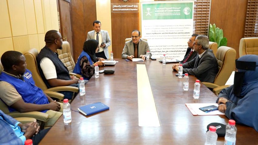 وزير الصحة يبحث مع الهيئة الطبية الدولية تعزيز التدخلات الصحية ويتسلم سيارتي إسعاف