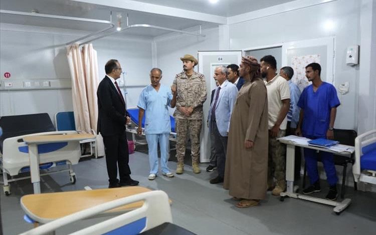 وزير الصحة يتفقد المرافق الصحية في سقطرى ويشيد بالدعم السعودي والإماراتي لتعزيز المنظومة الصحية