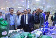 وزير الصناعة والتجارة يطلع على مدى الالتزام بالتخفيضات السعرية في أسواق مأرب