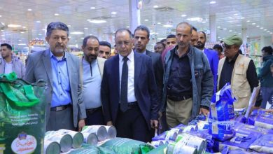 وزير الصناعة والتجارة يطلع على مدى الالتزام بالتخفيضات السعرية في أسواق مأرب