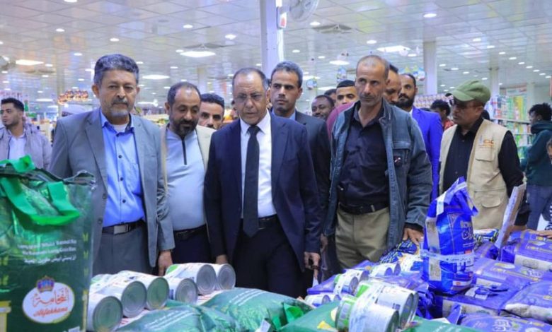 وزير الصناعة والتجارة يطلع على مدى الالتزام بالتخفيضات السعرية في أسواق مأرب